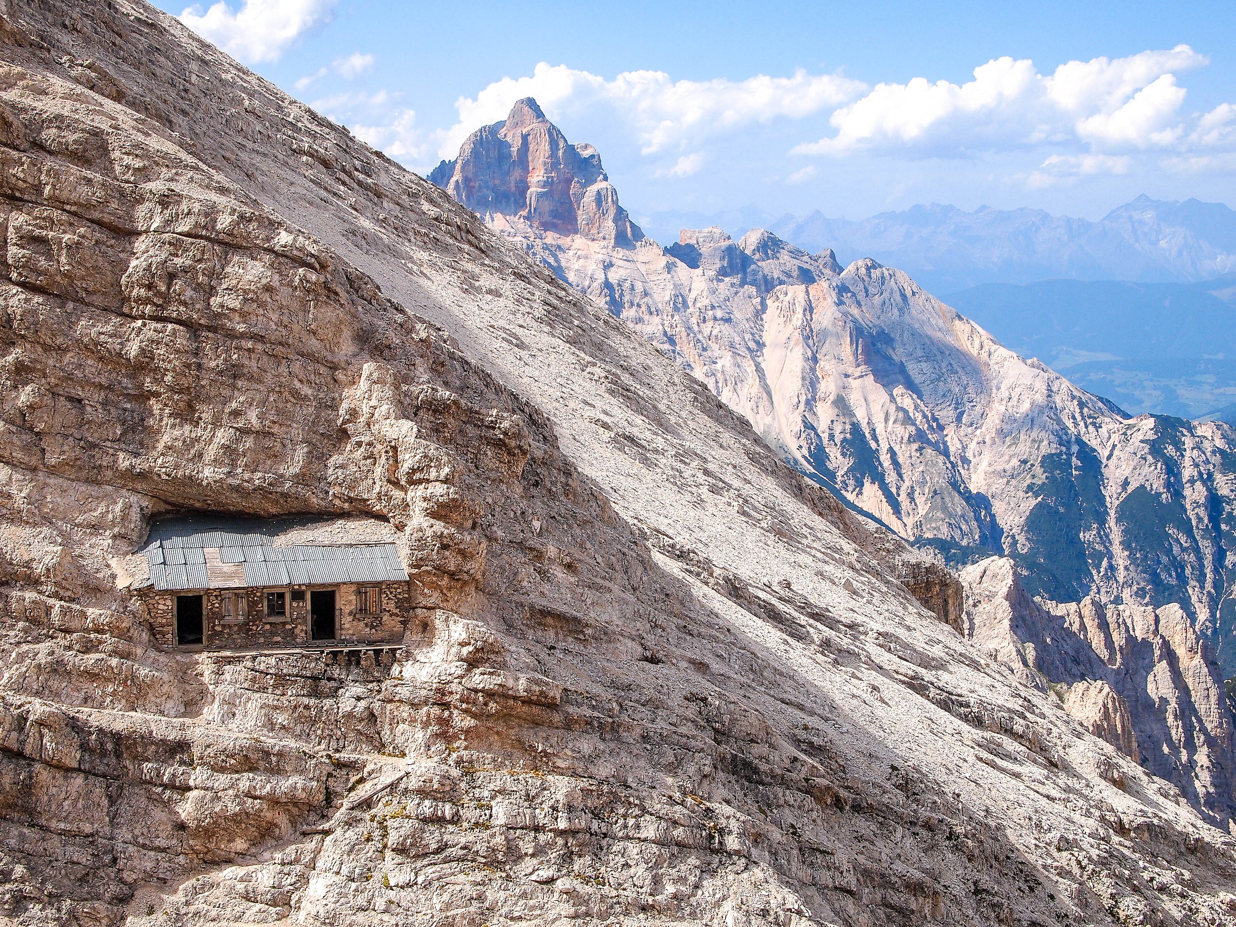 Khám phá nơi ấn náu bí mật cao 2.700 mét của quân Ý