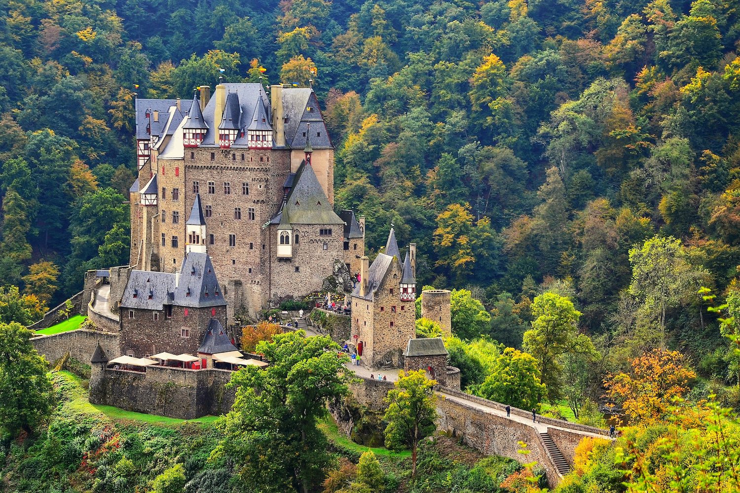 Lâu đài cổ hơn 800 năm tuổi được bảo tồn bởi gia đình 34 thế hệ