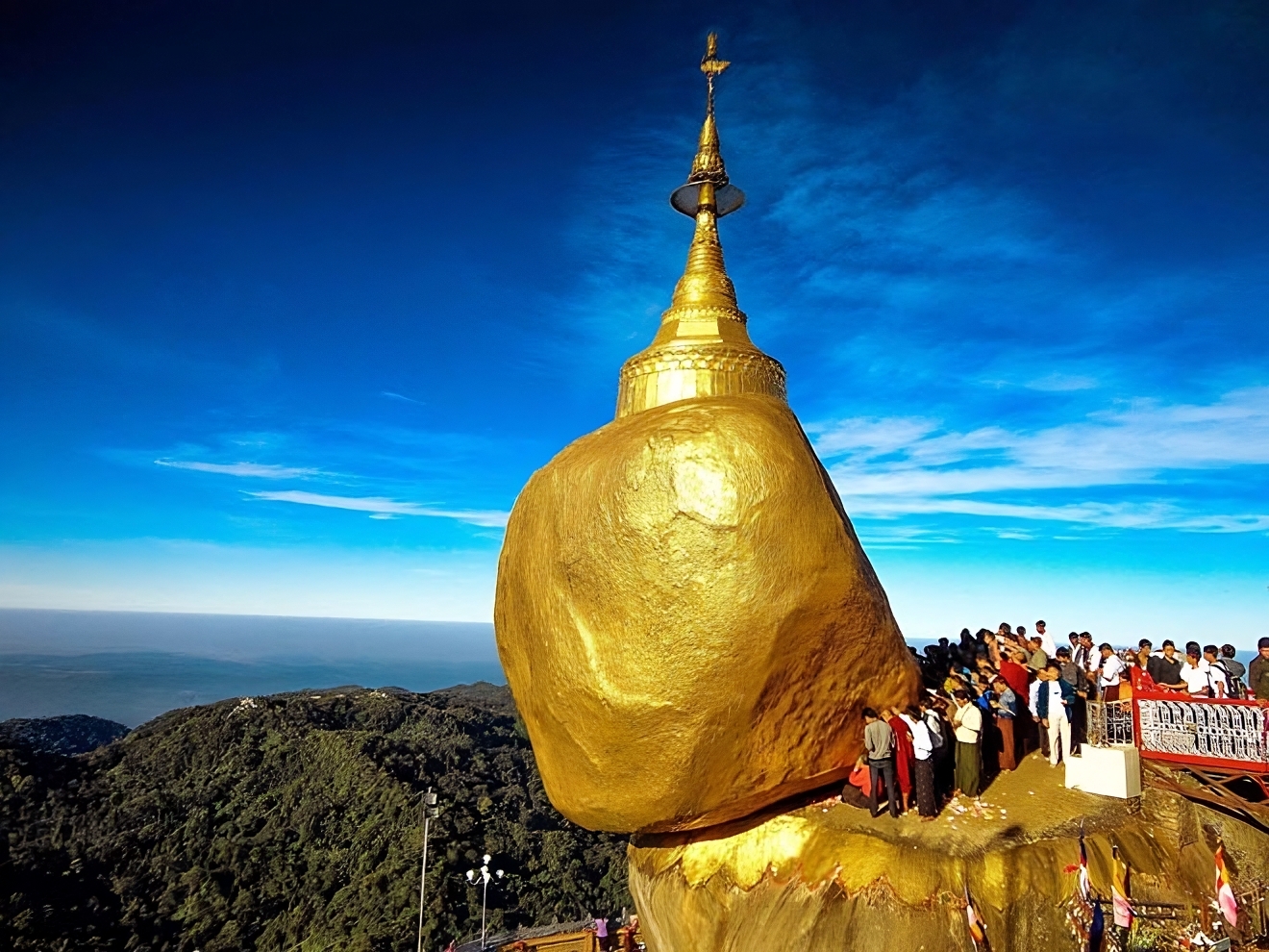khám phá, điểm du lịch, bí ẩn về hòn đá thiêng nghiêng mãi không đổ ở myanmar: một sợi tóc đức phật đỡ hòn đá 600 tấn