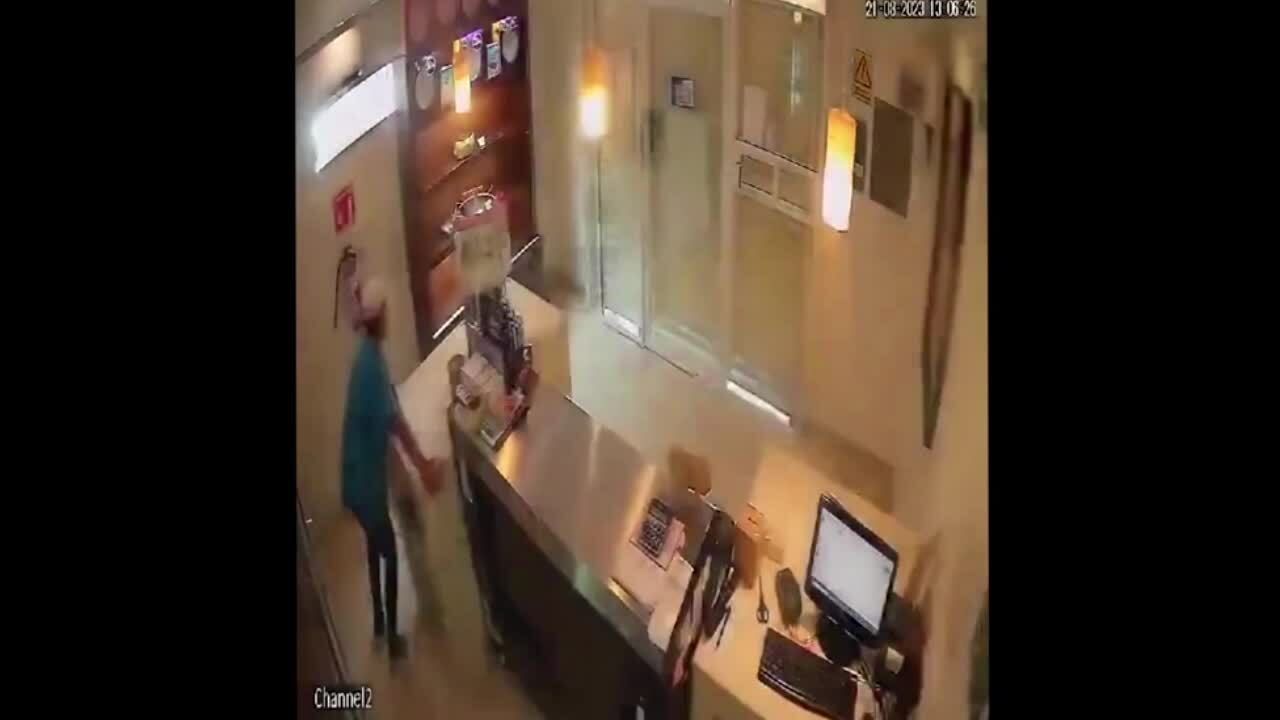 Nữ nhân viên nhanh trí nhốt tên trộm vào cửa hàng