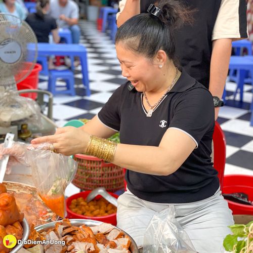 dù bán 50k/tô nhưng nồi bún riêu hơn 60 năm của chị bảy hậu giang vẫn có mối ruột khắp sài gòn