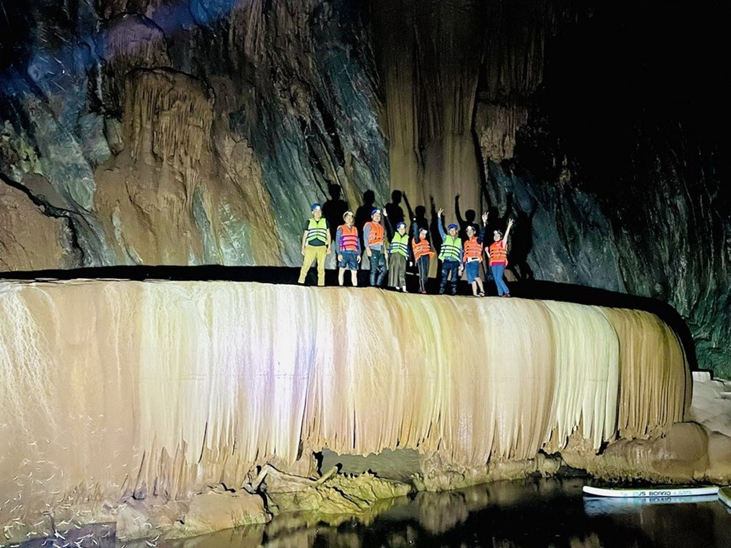 ngắm hang động tuyệt đẹp vừa được tìm thấy giữa rừng trường sơn