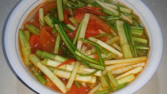 Mách bạn cách nấu món canh rau cần cà chua giải nhiệt