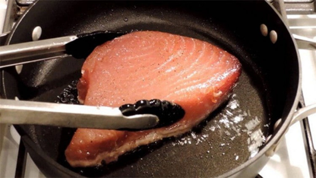 Cách làm salad cá ngừ mang hương vị chuẩn nhà hàng