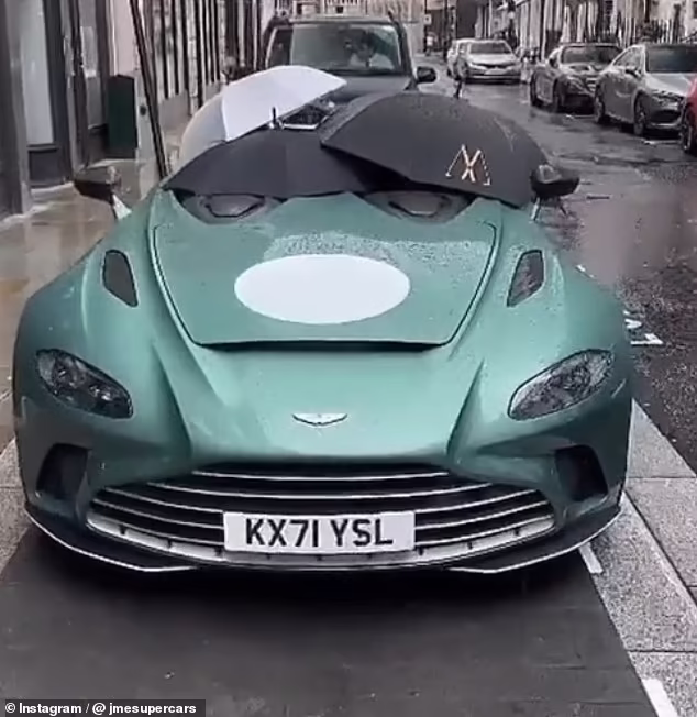 Chủ siêu xe Aston Martin khốn đốn vì trời mưa