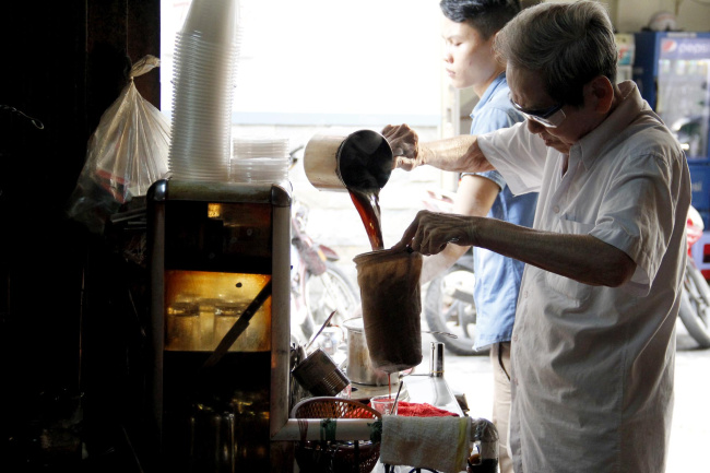 Cà phê vợt: Nét văn hóa đẹp & lâu đời của người Sài Gòn xưa