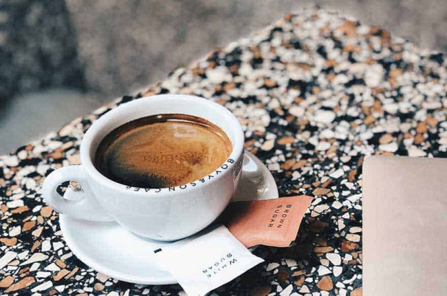 Cafe Americano là gì: Lý do đằng sau mùi vị “nhạt nhẽo” kén khách