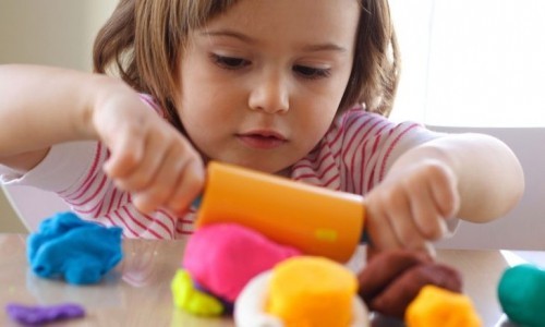 5 hoạt động Montessori khám phá thế giới qua đôi bàn tay của trẻ từ 0 đến 3 tuổi