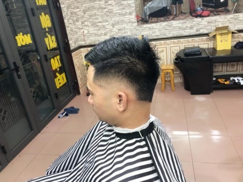 Chúng tôi xin cam kết mang đến cho khách hàng chất lượng cắt tóc nam tốt nhất tại Việt Trì. Đội ngũ thợ chuyên nghiệp, giàu kinh nghiệm sẽ giúp bạn có một kiểu tóc đẹp và đặc biệt phù hợp với nhu cầu và phong cách của bạn.