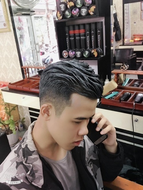Tóc của bạn đang rối bất kỳ cách nào cắt? Vậy thì đừng ngần ngại ghé thăm salon tóc nam của chúng tôi tại Việt Trì. Chúng tôi sẽ giúp bạn tìm kiếm kiểu tóc nam yêu thích của mình và làm cho nó trở nên hoàn hảo. Đến với chúng tôi, bạn sẽ thực sự hài lòng với kết quả.