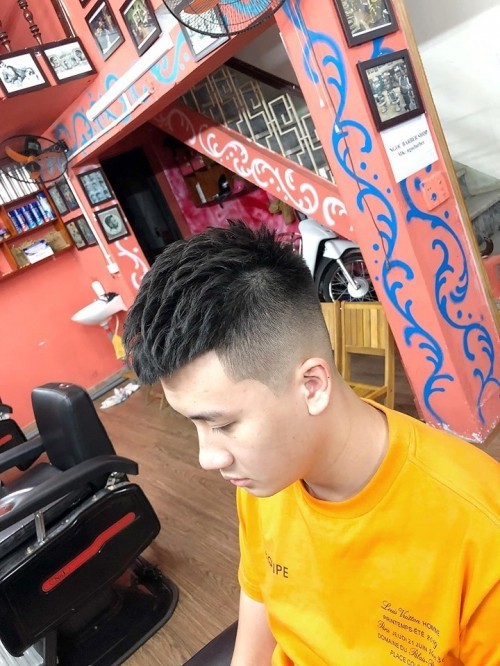 Sở hữu một kiểu tóc nam đẹp là điều mà ai cũng mong muốn. Hãy đến với cửa hàng cắt tóc nam tại Việt Trì để được phục vụ chuyên nghiệp và tận tâm nhất. Chúng tôi cam kết mang lại cho bạn một kiểu tóc hoàn hảo, phù hợp với khuôn mặt và phong cách của mình.