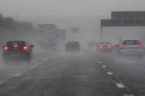 10 lưu ý cần thiết nhất cho lái xe ô tô ngày mưa bão
