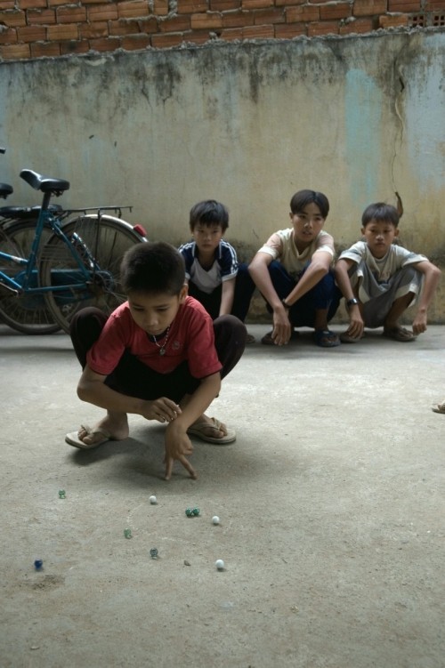 10 trò chơi gợi nhớ tuổi thơ của trẻ em nông thôn