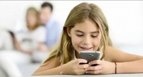 7 tác hại khi trẻ sử dụng điện thoại thông minh, máy tính bảng