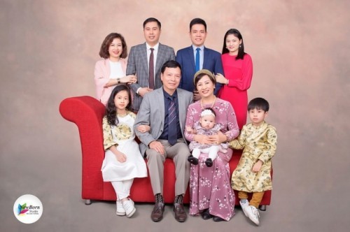 Hãy khám phá bức ảnh gia đình đẹp tại Hạ Long với những khung cảnh tuyệt đẹp với các thành viên của gia đình. Hãy để chúng tôi giúp bạn tạo nên một bức ảnh đẹp và ý nghĩa cho gia đình của bạn.