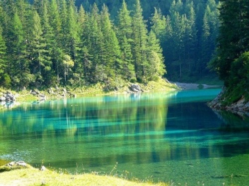10 hồ nước kỳ lạ và độc đáo nhất trên thế giới