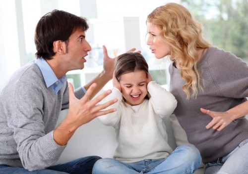 7 việc cha mẹ tuyệt đối không nên làm trước mặt con