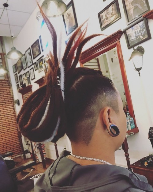 Bạn muốn look mới lạ và đẳng cấp hơn? Hãy đến với cắt tóc nam đẹp Biên Hòa để được phục vụ bởi những chuyên gia tóc tài năng, nhiệt tình. Tận hưởng cảm giác sảng khoái và tự tin khi ra khỏi tiệm.