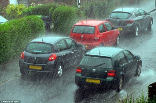 10 lưu ý khi điều khiển xe ô tô dưới thời tiết mưa to