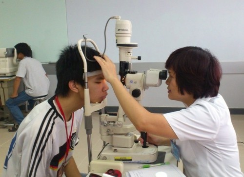 10 sai lầm khi đeo kính áp tròng khiến mắt bị tổn thương nghiêm trọng
