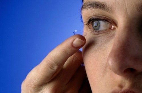 10 sai lầm khi đeo kính áp tròng khiến mắt bị tổn thương nghiêm trọng