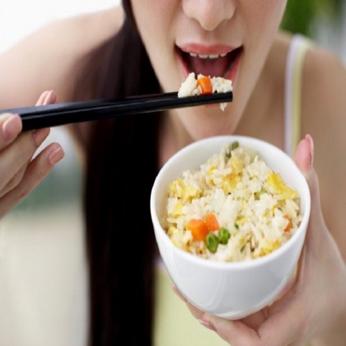 8 điều bạn không nên làm trong bữa ăn cơm để giữ phép lịch sự