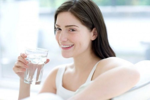 7 lợi ích cho sức khỏe từ việc uống nước mỗi buổi sáng