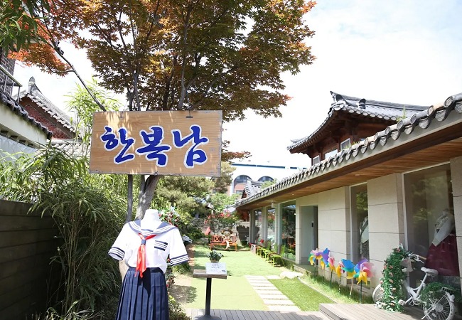 bật mí cách thuê hanbok để “tiến cung” gyeongbokgung