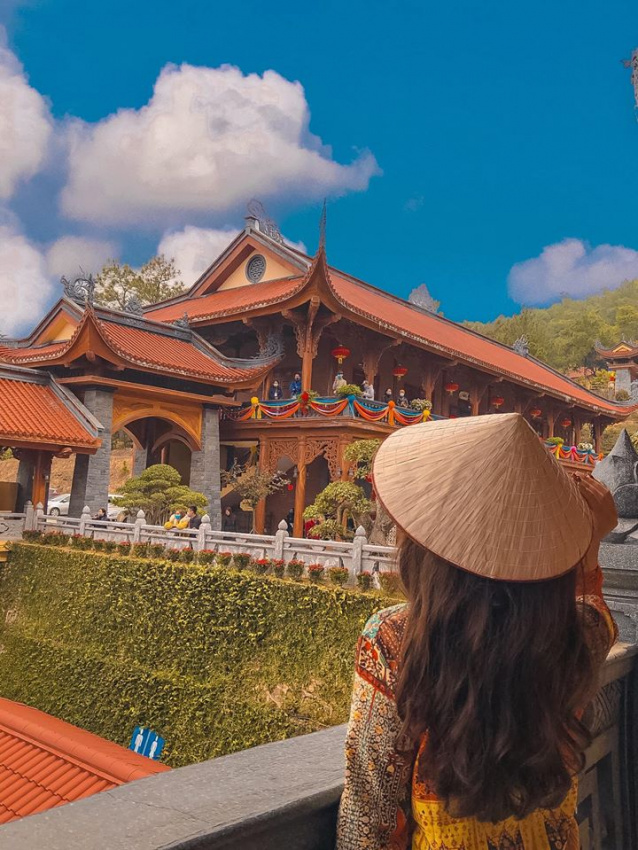 Vãn cảnh đẹp đầu năm ở chùa Ba Vàng Quảng Ninh