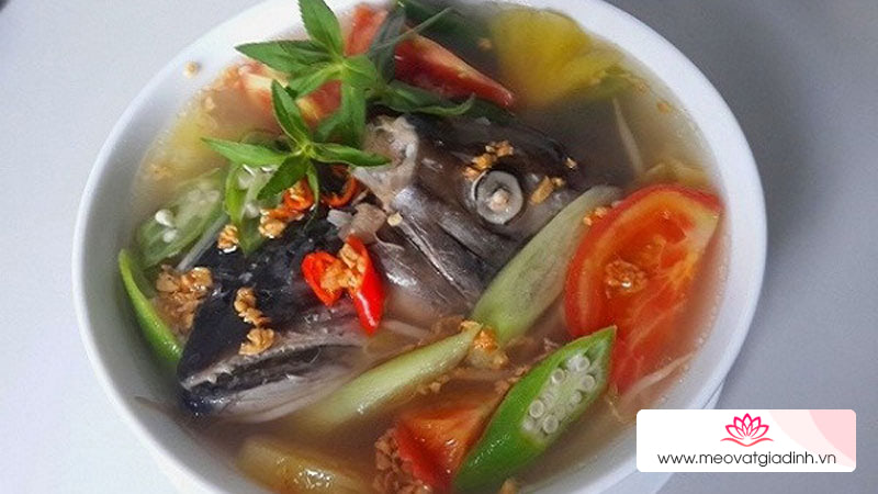 cá hồi, các món canh, công thức nấu ăn, canh chua, cách nấu canh chua đầu cá hồi ngon đúng chuẩn, không tanh