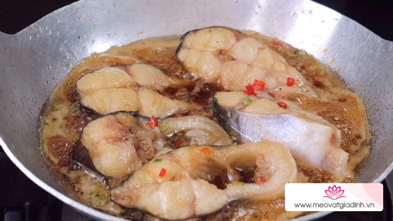 cá basa, cá kho, các món kho, công thức nấu ăn, mê mẩn với cách làm cá ba sa kho sền sệt ăn hoài không ngán