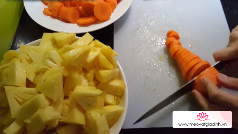 Cách làm nước ép cà rốt dứa cực kỳ dễ uống giúp giảm cân, đẹp da