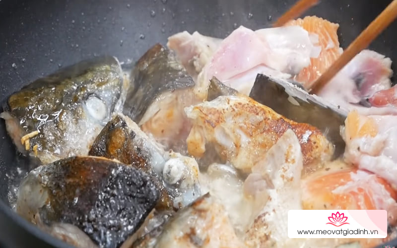 cá hồi, các món lẩu, công thức nấu ăn, lẩu cá, cách nấu lẩu đầu cá hồi ngon ngất ngây, không bị tanh