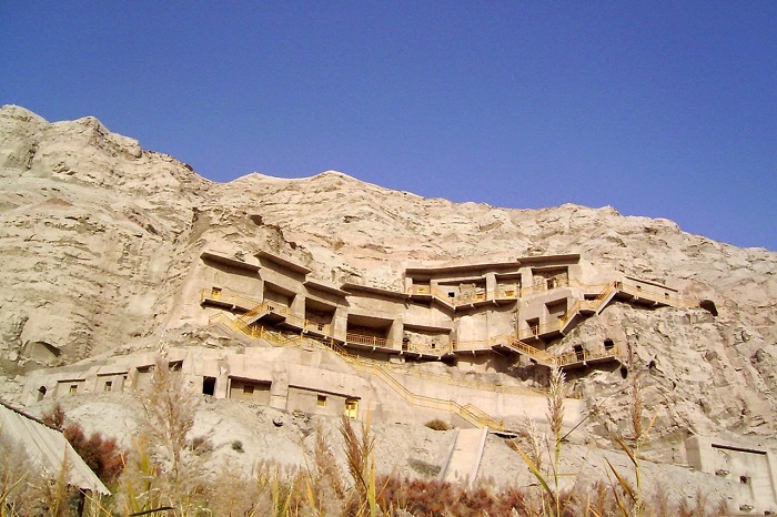 ngỡ ngàng hang phật kizil nghìn năm tuổi nằm trên vách đá núi
