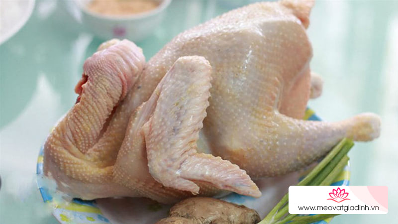 Chia sẻ cách làm gà nướng bằng nồi cơm điện cho “hội lười”, gà mềm thấm vị không bị khô