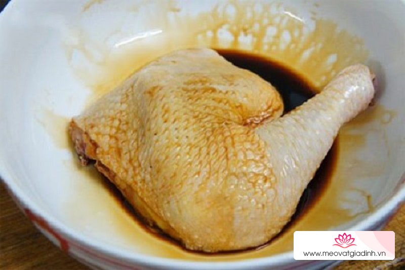 các món nướng, công thức nấu ăn, gà nướng, thịt gà, chia sẻ cách làm gà nướng bằng nồi cơm điện cho “hội lười”, gà mềm thấm vị không bị khô