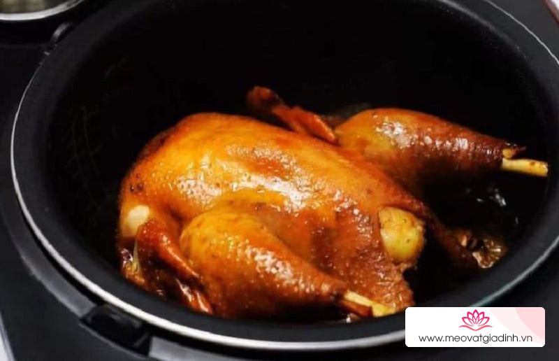 các món nướng, công thức nấu ăn, gà nướng, thịt gà, chia sẻ cách làm gà nướng bằng nồi cơm điện cho “hội lười”, gà mềm thấm vị không bị khô