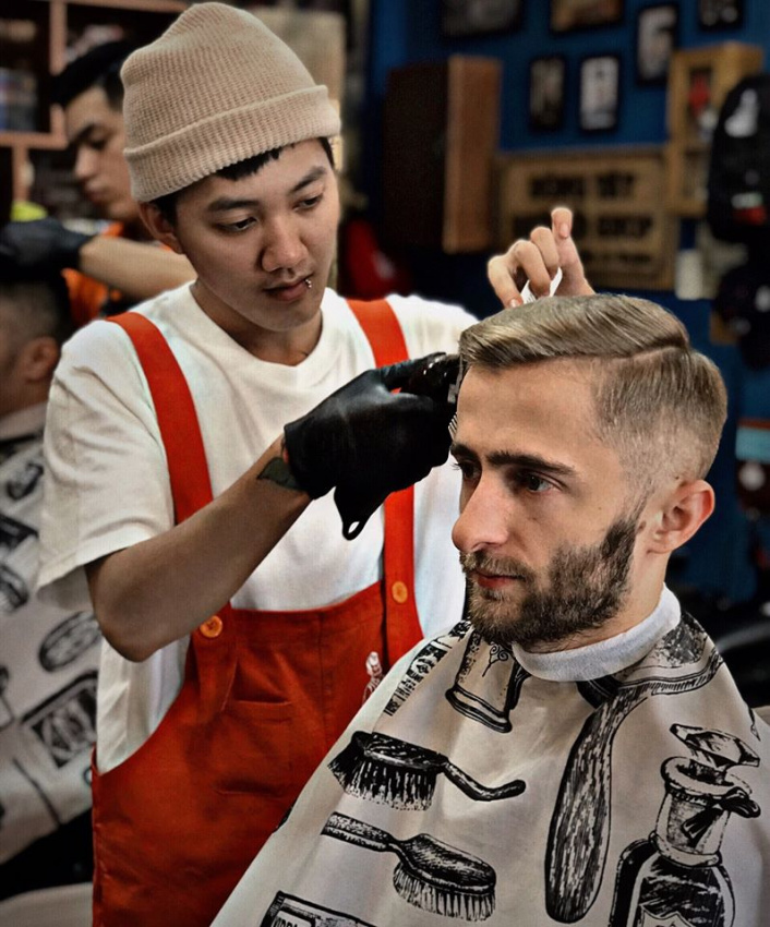 Barber shop cắt tóc: Đắm mình trong không gian thư giãn tại barber shop chuyên nghiệp này, nơi bạn có thể khám phá phong cách cắt tóc độc đáo và hợp thời trang nhất. Hãy cảm nhận tinh hoa nghệ thuật cắt tóc thông qua những đội ngũ nhân viên tận tâm và chuyên nghiệp nhất.