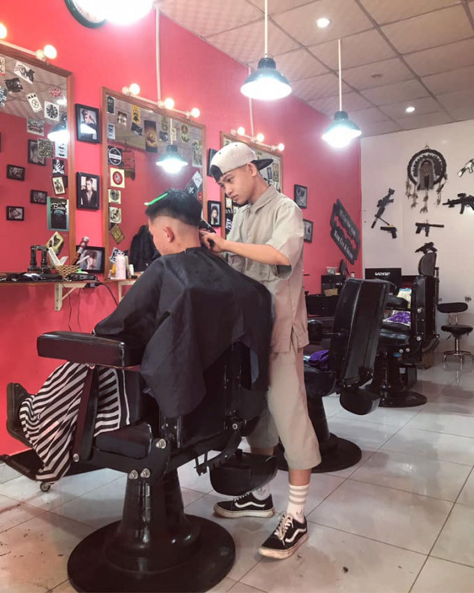 Barber shop cắt tóc nam: Với các chuyên gia cắt tóc nam uy tín và kinh nghiệm, barber shop này luôn cam kết cho bạn một kiểu tóc hoàn hảo và phù hợp nhất. Không chỉ tập trung vào chất lượng cắt tóc, mà còn đem đến sự thoải mái và tiện nghi cho khách hàng trong quá trình cắt tóc.