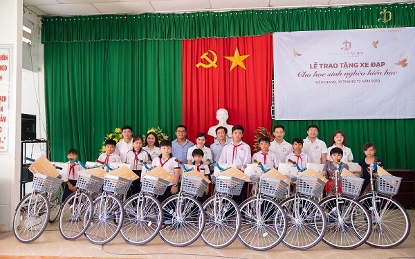 Cùng Diva Group trao tặng xe đạp cho trẻ em nghèo hiếu học tỉnh Tiền Giang