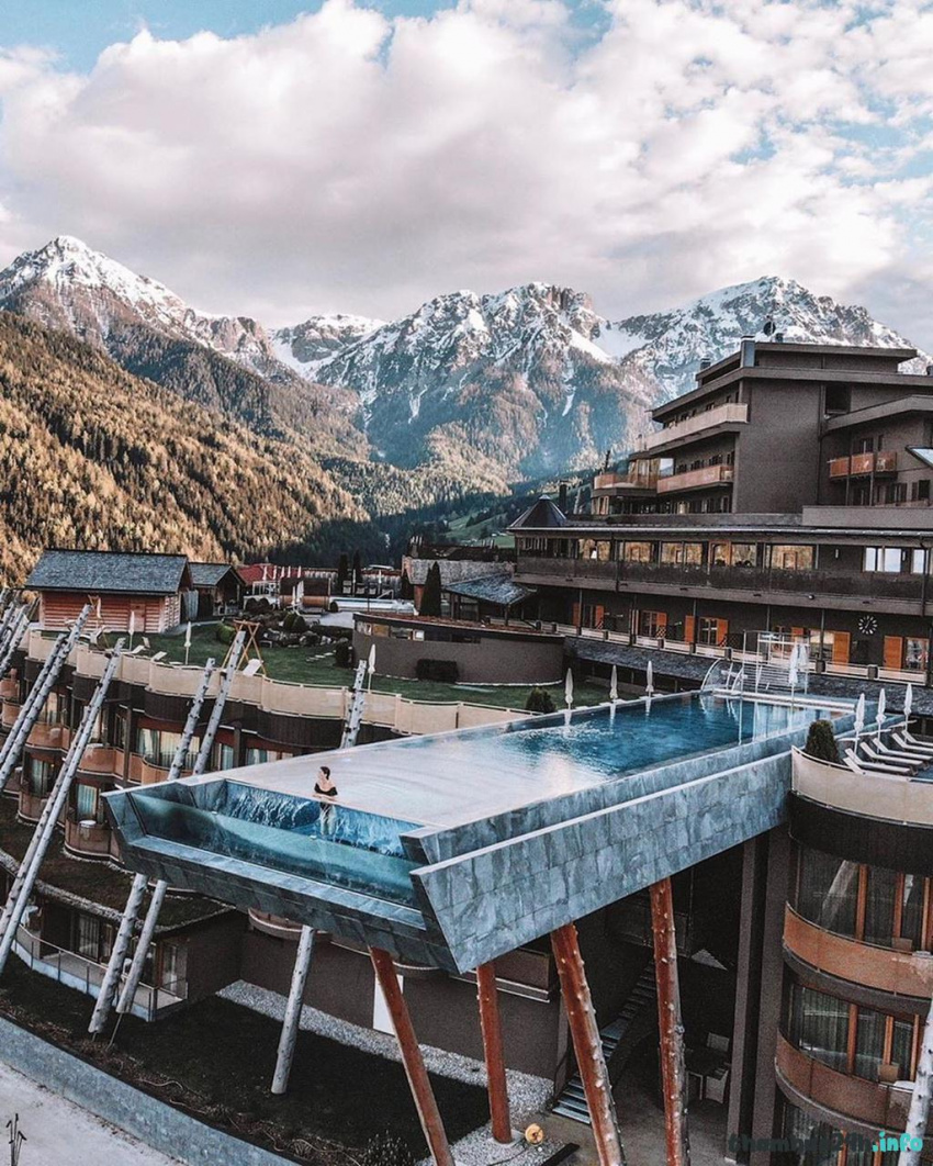 review hồ bơi vô cực cao 12 m trên nóc khách sạn italy