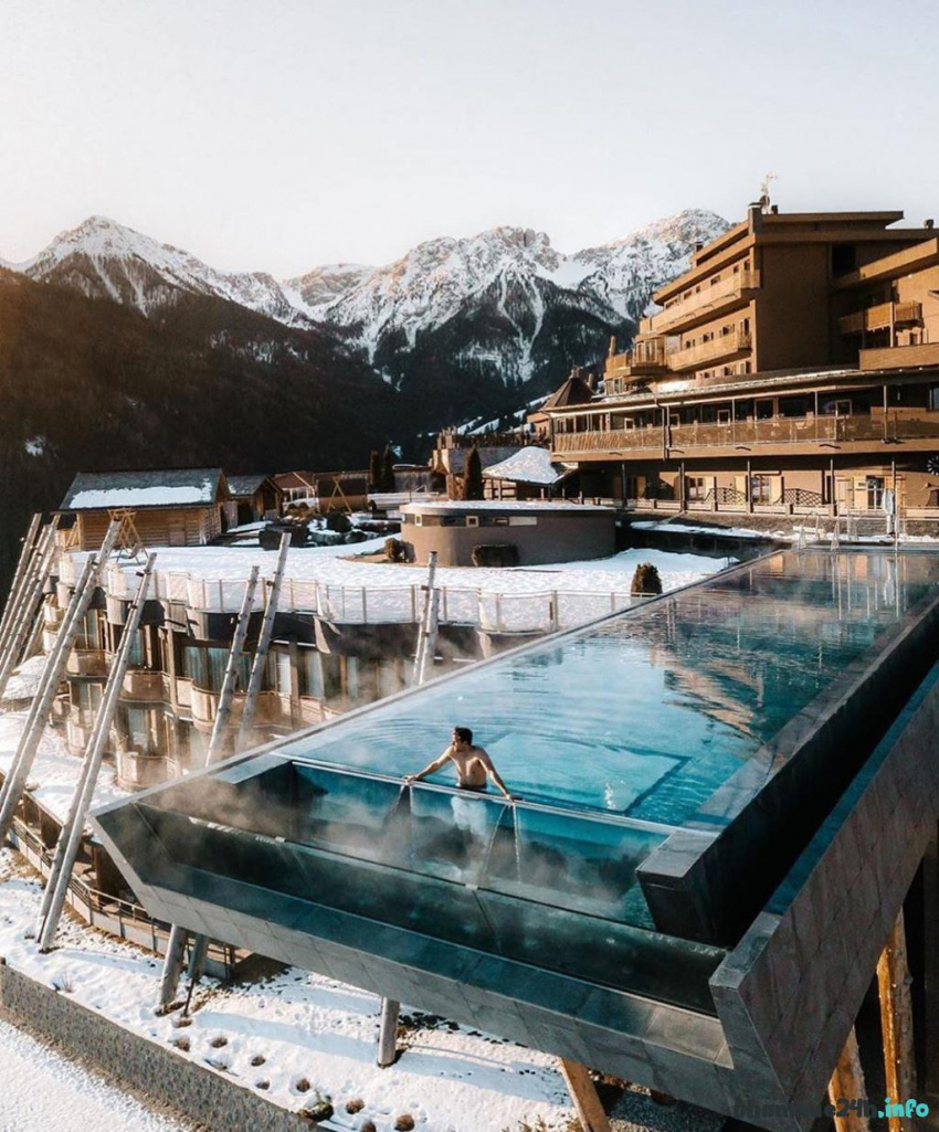 review hồ bơi vô cực cao 12 m trên nóc khách sạn italy