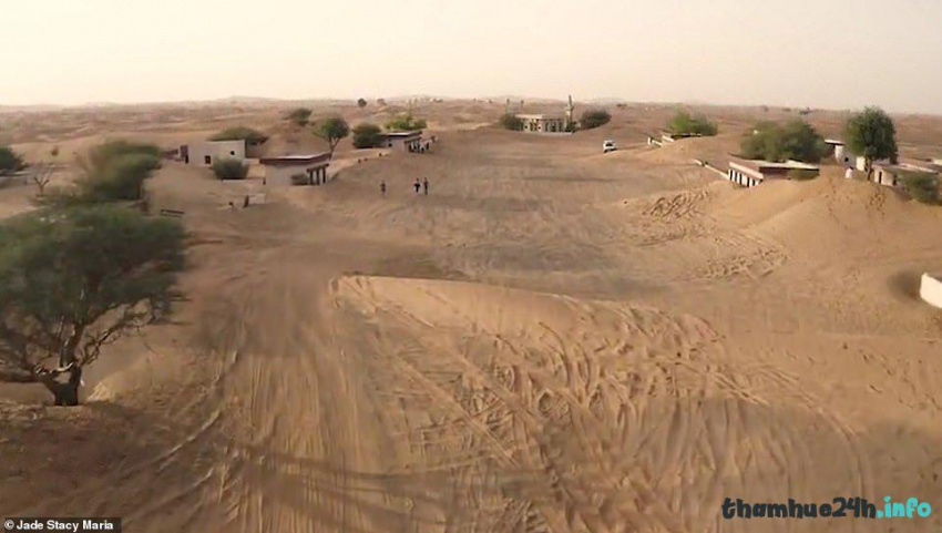 review ngôi làng bị chôn vùi trong bão cát, bỏ hoang không rõ lý do