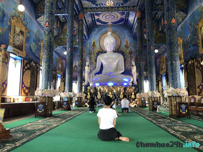 review ngôi chùa ‘hổ nhảy’ nhuộm màu xanh ở thái lan