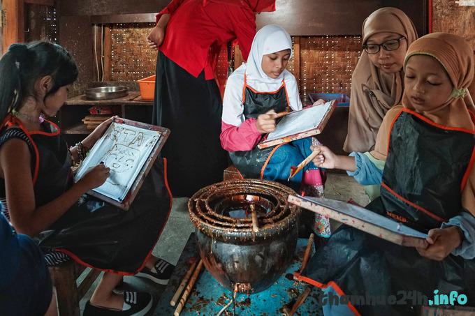 review nghề làm vải batik thủ công hàng trăm tuổi