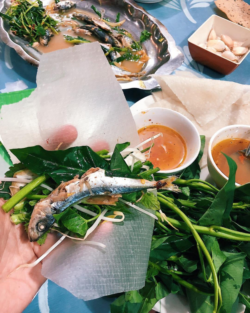 cá nục hấp cuốn bánh tráng – món ăn dân dã khi đi du lịch huế