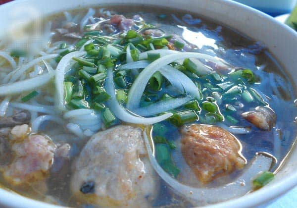 [Review] Tới Huế ăn bún bò vỉa hè đúng chất