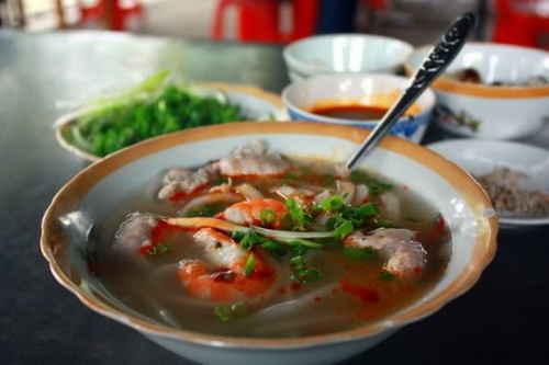 thưởng thức bánh canh bà đợi món ăn nức lòng người xứ huế