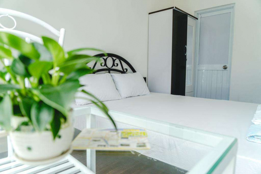 review new life homestay huế với thiết kế tông màu trắng chủ đạo view đẹp