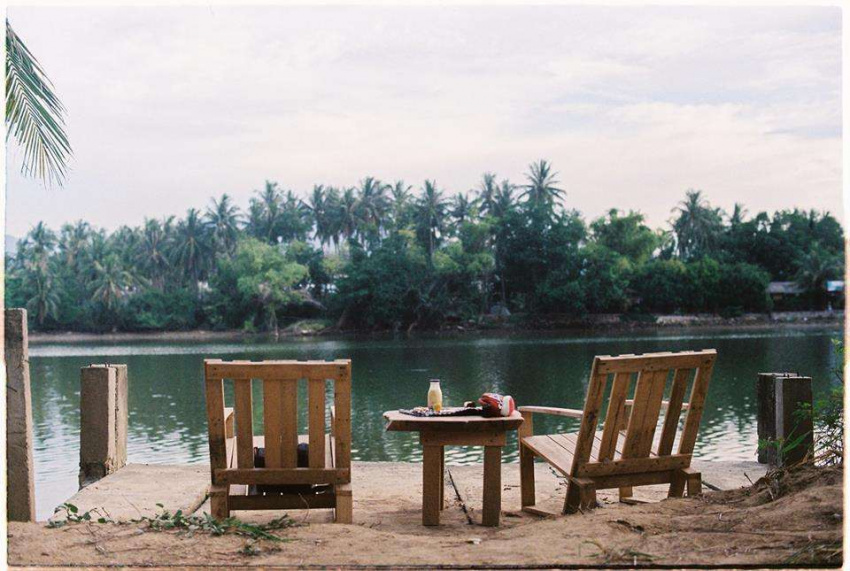 review nhà bên sông homestay nha trang nằm bên sông, có vườn dừa rất rộng